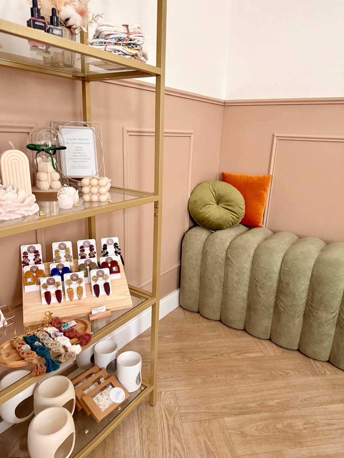 Vente de produits, bijoux, article extensions de cils dans la salle d’attente de la fée des jolies à le barp